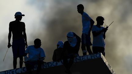 Des mutins sur le toit d'une prison d'Alcacuz dans le nord du Brésil en janvier 2017 &nbsp; (ANDRESSA ANHOLETE / AFP)