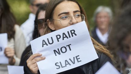 Des jeunes filles au pair et des membres de la famille de Sophie Lionnet manifestent, le 8 octobre 2017 à Londres, après&nbsp;son meurtre (NIKLAS HALLE'N / AFP)