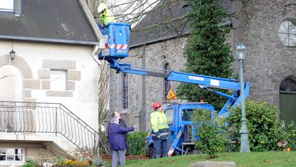 Des employ&eacute;s d'ERDF r&eacute;parent une installation &eacute;lectrique &agrave; Saint-Brieuc (C&ocirc;tes d'Armor), le 16 d&eacute;cembre 2011, apr&egrave;s le passage de la temp&ecirc;te Joachim. (CYRIL FRIONNET / MAXPPP)