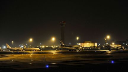 Le prochain livre, je me vois dans un aéroport. Le trafic. Et je vois tous les avions qui se mettent dans l’axe pour décoller. C’est la tombée de la nuit. Je vois les phares, la piste. Des avions pleins d’idées du prochain livre.Des idées qui viennent de loin. Des idées qui ont fait des escales. 
