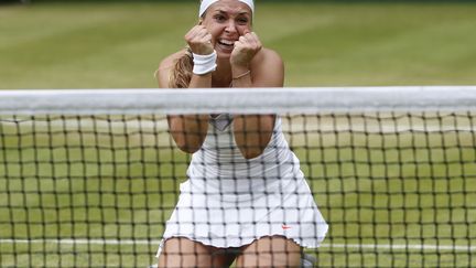 La joie de l'Allemande Sabine Lisicki apr&egrave;s avoir &eacute;limin&eacute; l'Am&eacute;ricaine Serena Williams au tournoi de tennis de Wimbledon &agrave; Londres (Royaume-Uni), le 1er juillet 2013. (EDDIE KEOGH / REUTERS)