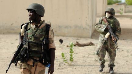 Des soldats nigerians patrouillant dans le nod du pays, &agrave; Borno, le 5 juin 2013.&nbsp; (QUENTIN LEBOUCHER / AFP)