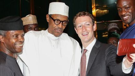 Le selfie du PDG de Facebook Mark Zuckerberg avec le président nigérian Muhammadu Buhari (au centre) en 2016, à Abuja. (Sunday AGHAEZE / AFP)