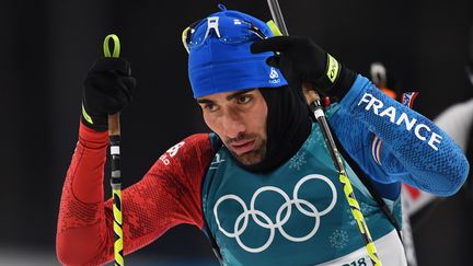 Martin Fourcade lors de l'épreuve de poursuite du biathlon des Jeux olympiques de Pyeongchang (Corée du Sud), le 12 février 2018. (FRANCK FIFE / AFP)