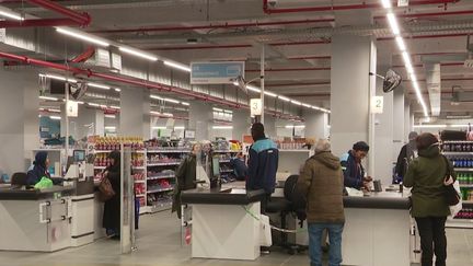 Jusque-là placés en périphérie des villes, les magasins discount voient plus grand et s’attaquent désormais aux centre-villes. Reportage. (franceinfo)