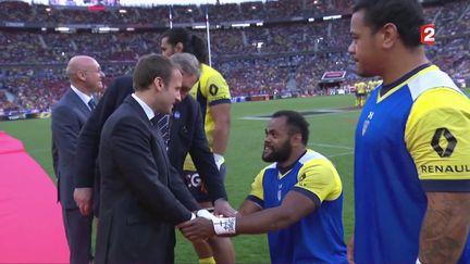 Avant la finale du Top 14, des joueurs fidjiens s'agenouillent devant Emmanuel Macron