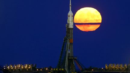 La "super Lune" à côté de&nbsp;la capsule Soyouz, à Baikonour (Kazakhstan), le 14 novembre 2016. (SHAMIL ZHUMATOV / REUTERS)