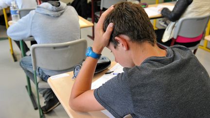 Des coll&eacute;giens lors d'une &eacute;preuve du dipl&ocirc;me national du brevet, &agrave; Morlaix (Finist&egrave;re), le 26 juin 2014. (  MAXPPP)