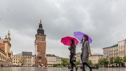 Sur la place Main Square, à Cravovie, en Pologne, le 30 mai 2020.&nbsp; (DOMINIKA ZARZYCKA / NURPHOTO / AFP)