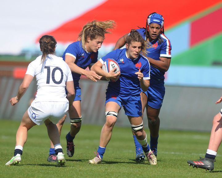 Gaelle Hermet défie la ligne de défense anglaise lors du dernier Tournoi des six nations, le 24 avril 2021, à&nbsp;Twickenham. (ANDREW COWIE / COLORSPORT)