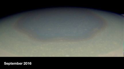 D'ailleurs les couleurs changent énormément sur Saturne, comme le montrent ces photos du pôle nord, prise en novembre 2012 et septembre 2016. (NASA / JPL / SPACE SCIENCE INSTITUTE)