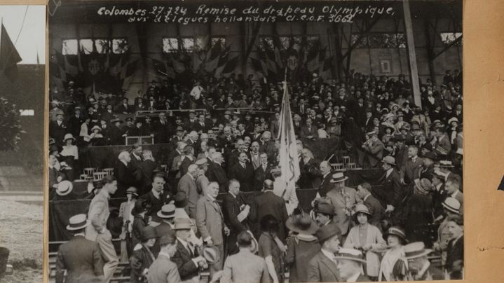 Maurice Quentin, président du conseil municipal de Paris, a reçu le drapeau olympique des mains du maire d'Anvers, le 27 juillet 1924, lors de la cérémonie de clôture. (ARCHIVES CNOSF / AFP)