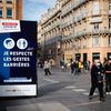 Un panneau rappelle les gestes barrières&nbsp;à respecter dans le centre-ville de Toulouse, le 13&nbsp;octobre 2020. (LILIAN CAZABET / HANS LUCAS / AFP)