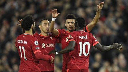 Sadio Mane, Thiago Alcantara, Mohamed Salah et Luis Diaz se félicitent après une nouvelle démonstration offensive de Liverpool, aux dépens de Manchester United, le 19 avril 2022. (OLI SCARFF / AFP)