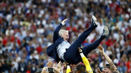 Didier Deschamps porté en triomphe par ses joueurs après la victoire de la France en Coupe du monde face à la Croatie, dimanche 15 juillet 2018 à Moscou (Russie). (CHINA NEWS SERVICE / VISUAL CHINA GROUP / AFP)