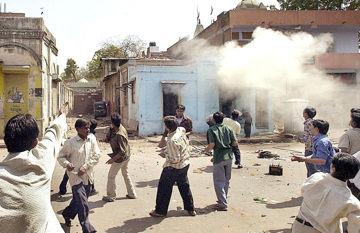 Des &eacute;meutiers hindous attaquent un quartier musulman d'Ahmedabad (Gujarat, Inde), le 27 f&eacute;vrier 2002, en r&eacute;action &agrave; l'attaque d'un train transportant des activistes hindous qui avait fait 58 morts. (SEBASTIAN D'SOUZA / AFP)