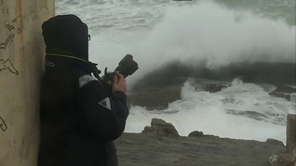 Gaëlle de Trescadec à l'affût de la plus belle vague (C. Louet / France 3 Bretagne)