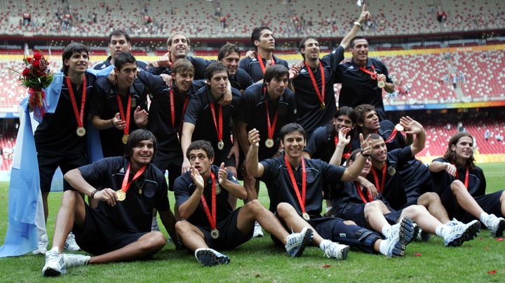 Les Argentins c&eacute;l&egrave;brent leur titre olympique de foot dans un stade vide, &agrave; P&eacute;kin (Chine), le 23 ao&ucirc;t 2008. (CHEN JIANYU / IMAGINECHINA / AFP)