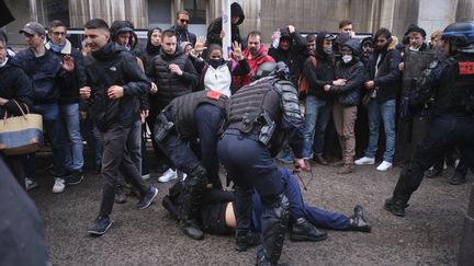 Un manifestant est interpelé par des CRS lors d'une manifestation contre la réforme des retraites à Paris le 13 avril 2023. (GUILLAUME PINON / HANS LUCAS)