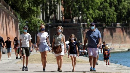 Les quais de la Garonne à Toulouse, en aout 2020. Le masque y est obligatoire comme dans toute la ville. (VALENTINE CHAPUIS / MAXPPP)