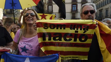 Des militants de l'ind&eacute;pendance catalane t&eacute;moignent de leur soutien au chef du gouvernement r&eacute;gional Artur Mas, apr&egrave;s la signature d'un d&eacute;cret ouvrant la voie &agrave; un r&eacute;f&eacute;rendum, samedi 27 septembre. (LLUIS GENE / AFP)