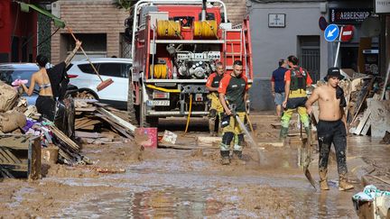 A Algemesi, village situé au sud de Valence, les pompiers nettoient les rues. L'eau y est montée jusqu'à 1,50 m. (FABIEN COTTEREAU / MAXPPP)