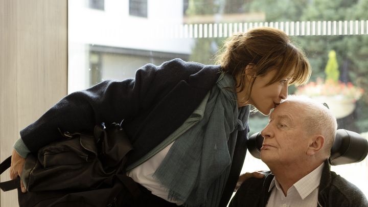 Sophie Marceau et André Dussolier dans "Tout s'est bien passé" de François Ozon. (CAROLE BETHUEL - MANDARIN PRODUCTION)