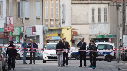 La police enqu&ecirc;te pr&egrave;s de l'&eacute;picerie o&ugrave; deux hommes sont morts le 26 avril 2015, &agrave; Marseille (Bouches-du-Rh&ocirc;ne). (BERTRAND LANGLOIS / AFP)