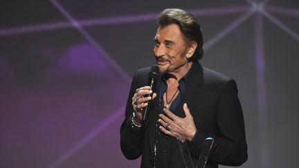 Johnny Hallyday reçoit une Victoire de la musique, à Paris, le&nbsp;12 février 2016. (BERTRAND GUAY / AFP)