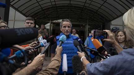 Le directeur général de l'AIEA, Rafael Grossi, s'adresse à la presse, avant de partir pour la centrale nucléaire de Zaporijjia, en Ukraine,&nbsp;le 1er septembre 2022.&nbsp; (METIN AKTAS / ANADOLU AGENCY / AFP)