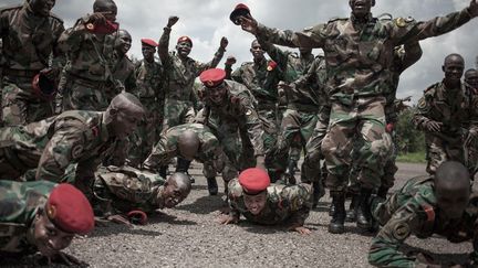 à Bangui pour former des centaines de soldats centrafricains au maniement des armes. Des armes, russes comme les consultants, pistolets, fusils d’assaut, mitrailleuses et lance-roquettes livrés en grande quantité à l'armée centrafricaine avec la bénédiction tacite de l'ONU. Ces soldats ont généralement déjà été formés par le programme européen EUTM. Si dans un premier temps, la mission de formation russe semble généreuse et désintéressée, à y regarder de plus près, on remarque que c'est non loin de là, au centre du pays, que trois journalistes russes ont été abattus, alors que, selon toute vraisemblance, ils enquêtaient sur la présence en Centrafrique d'une officine russe de mercenaires, la société Wagner. La générosité affichée laisse alors entrevoir que par cette mission, Moscou vise également à renforcer son influence dans un Etat stratégique, riche en ressources telles que diamants, or, uranium, bois.
  (FLORENT VERGNES / AFP)