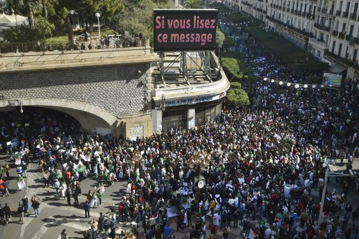 Dans les rues d’Alger, le 12&nbsp;mars 2019. (Ryad Kramdi/AFP)