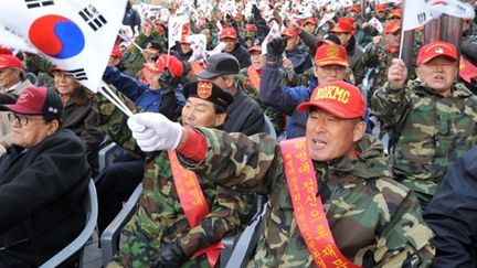 Des soldats sud-coréens manifestent à Séoul le 27 novembre 2010 contre l'attaque Nord-coréenne. (AFP - Jung Yeon-Je)