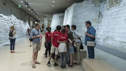 «Jeunes archéo-ambassadeurs» en plein travail au Louvre le 16 juin 2017
 (Hamid AZMOUN - Inrap )