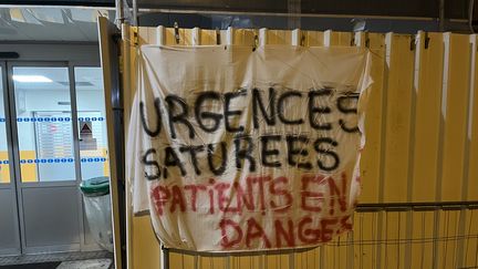 Une banderole à l'entrée des urgences de l'hôpital de Villeneuve-Saint-Georges (Val-de-Marne) le 2 janvier 2024 (THOMAS VICHARD / FRANCEINFO / RADIO FRANCE)