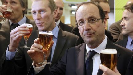 Le pr&eacute;sident de la R&eacute;publique, Fran&ccedil;ois Hollande, le 23 f&eacute;vrier 2013 au Salon de l'Agriculture, &agrave; Paris. (KENZO TRIBOUILLARD / AFP)