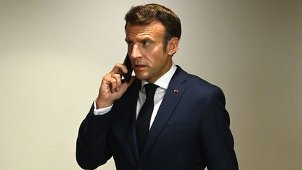 Emmanuel Macron à son arrivée à Bruxelles, le 23 juin 2022. (JOHN THYS / AFP)