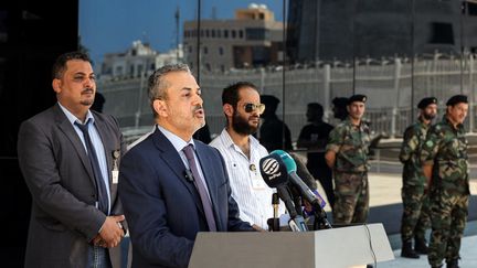 Farhat Bengdara, le nouveau président de la Compagnie libyenne du Pétrole (NOC), donne une conférence de presse le 14 juillet, à l'extérieur du siège de l'entreprise dans la capitale Tripoli. (MAHMUD TURKIA / AFP)