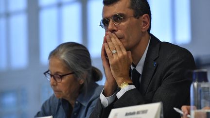 Judge Edouard Durand listens to a victim of sexual abuse during a public meeting of the Independent Commission on Incest and Sexual Violence Against Children" (Ciivise), in Paris, September 21, 2022. (JULIEN DE ROSA / AFP)