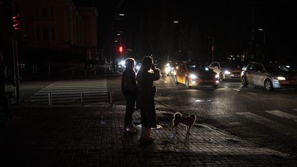 Les rues de Kiev (Ukraine) plongées dans l'obscurité, le 15 octobre 2022, après que les habitants ont été invités à réduire leur consommation électrique.&nbsp; (METIN AKTAS / ANADOLU AGENCY / AFP)