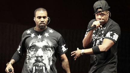 Kanye West (&agrave; gauche), et Jay-Z, &agrave; East Rutherford (New Jersey, Etats-Unis), le 6 novembre 2011. (JULIO CORTEZ / AP / SIPA)