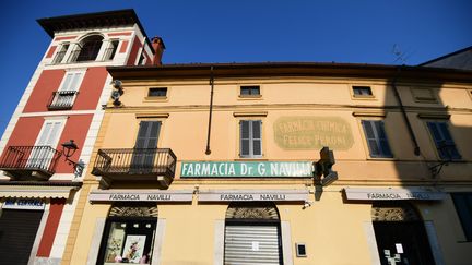 Une pharmacie fermée à&nbsp;Codogno, près de Milan (Italie), le 22 février 2020. (MIGUEL MEDINA / AFP)
