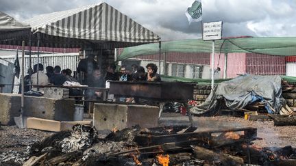 Des &eacute;leveurs de viande bovine bloquent l'abattoir Sicarev &agrave; Roanne (Loire), le 15 juin 2015. (JEAN-PHILIPPE KSIAZEK / AFP)