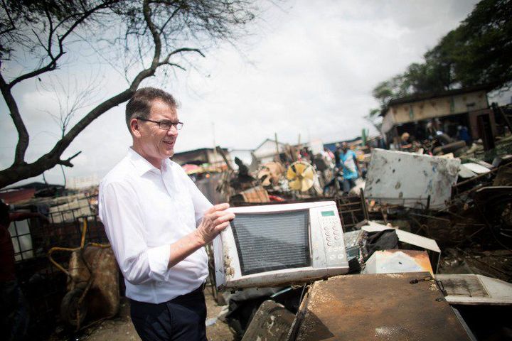 Le ministre allemand du Développement visitant une décharge clandestine de déchets électroniques à Accra au Ghana, le 9 avril 2015. (Photo AFP/Kay Nietfeld)