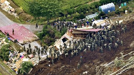 Des secouristes à la recherche de survivants après le séisme qui a ravagé la ville d'Atsuma, sur l'île d'Hokkaido, au Japon, le 7 septembre 2018. (KYODO KYODO / REUTERS)