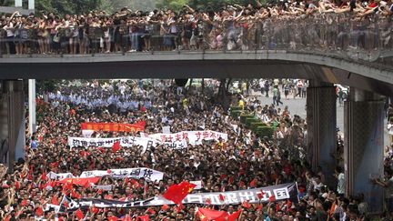 A Chengdu (Chine), manifestation de protestation contre le Japon &agrave; la suite&nbsp;de l'envoi d'une flottille japonaise sur un archipel revendiqu&eacute; par les deux pays, le 19 ao&ucirc;t 2012. (AP / SIPA)