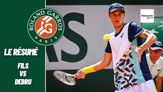 Ce duel entre deux pépites du tennis français aura porté toutes ses promesses. Au terme d'un combat de 2h35, Arthur Fils a été contraint d'abandonner, victime de crampes. C'est Gabriel Debru qui se qualifie donc pour le prochain tour, lui qui menait 6-7, 7-5, 5-3.