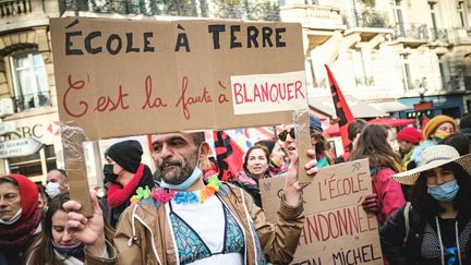 Des personnels de l'Education nationale manifestent à Paris, le 20 janvier 2022, contre la gestion de l'épidémie de Covid-19 à l'école. (SAMUEL BOIVIN / NURPHOTO)