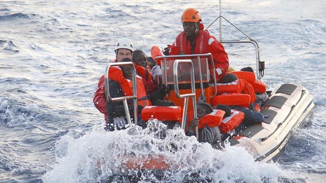 &nbsp; (L'opération de sauvetage a permis de conduire les migrants vers un bateau sécurisé, l'Aquarius © SOS-Méditerranée)