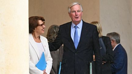 Le Premier ministre, Michel Barnier, se tient au côté de la ministre de l'Agriculture, Annie Genevard, le 23 septembre 2024, après le Conseil des ministres, à l'Elysée. (BERTRAND GUAY / AFP)